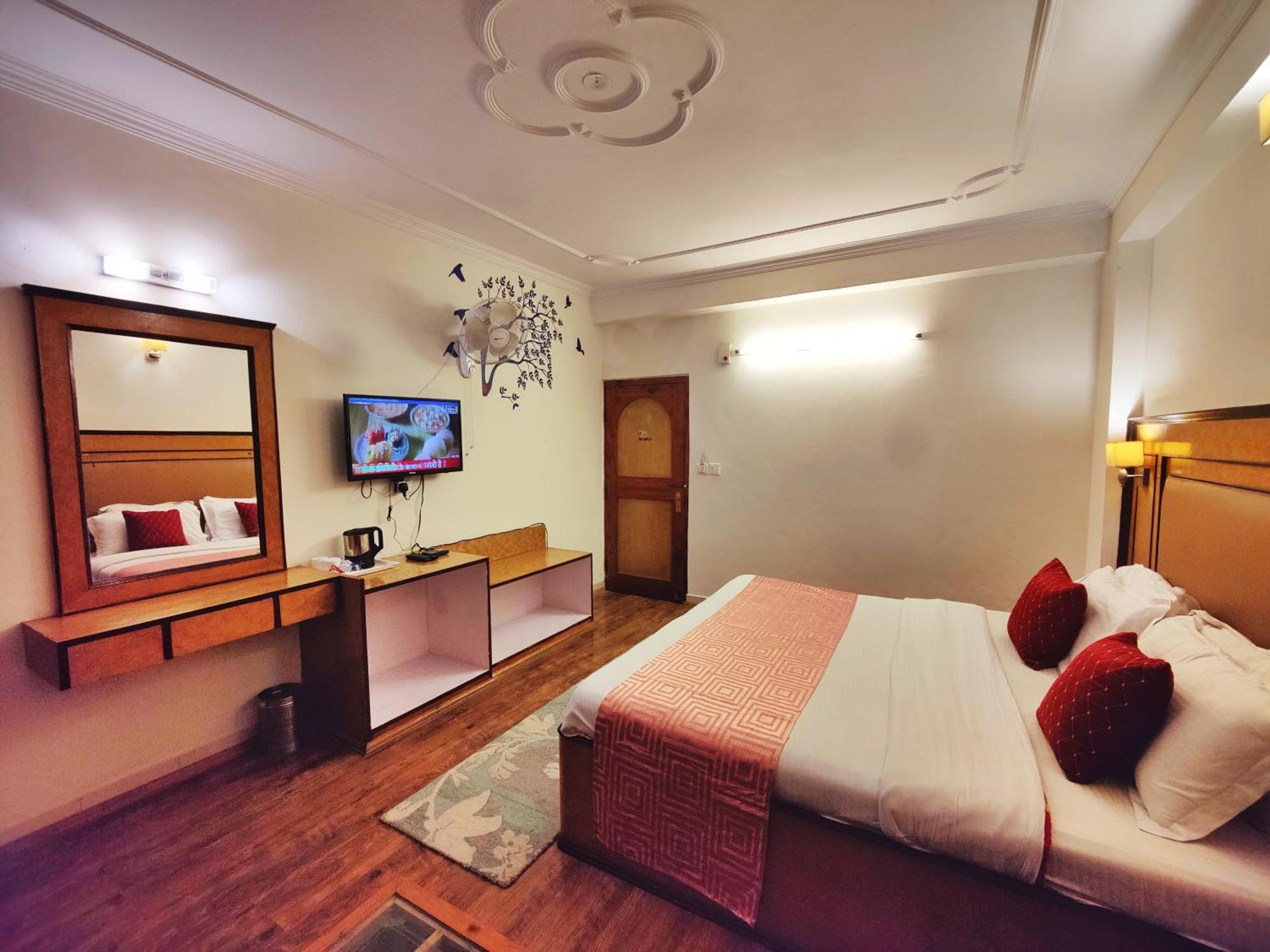 Surya International Hotel Manali Near Mall Road Exterior foto