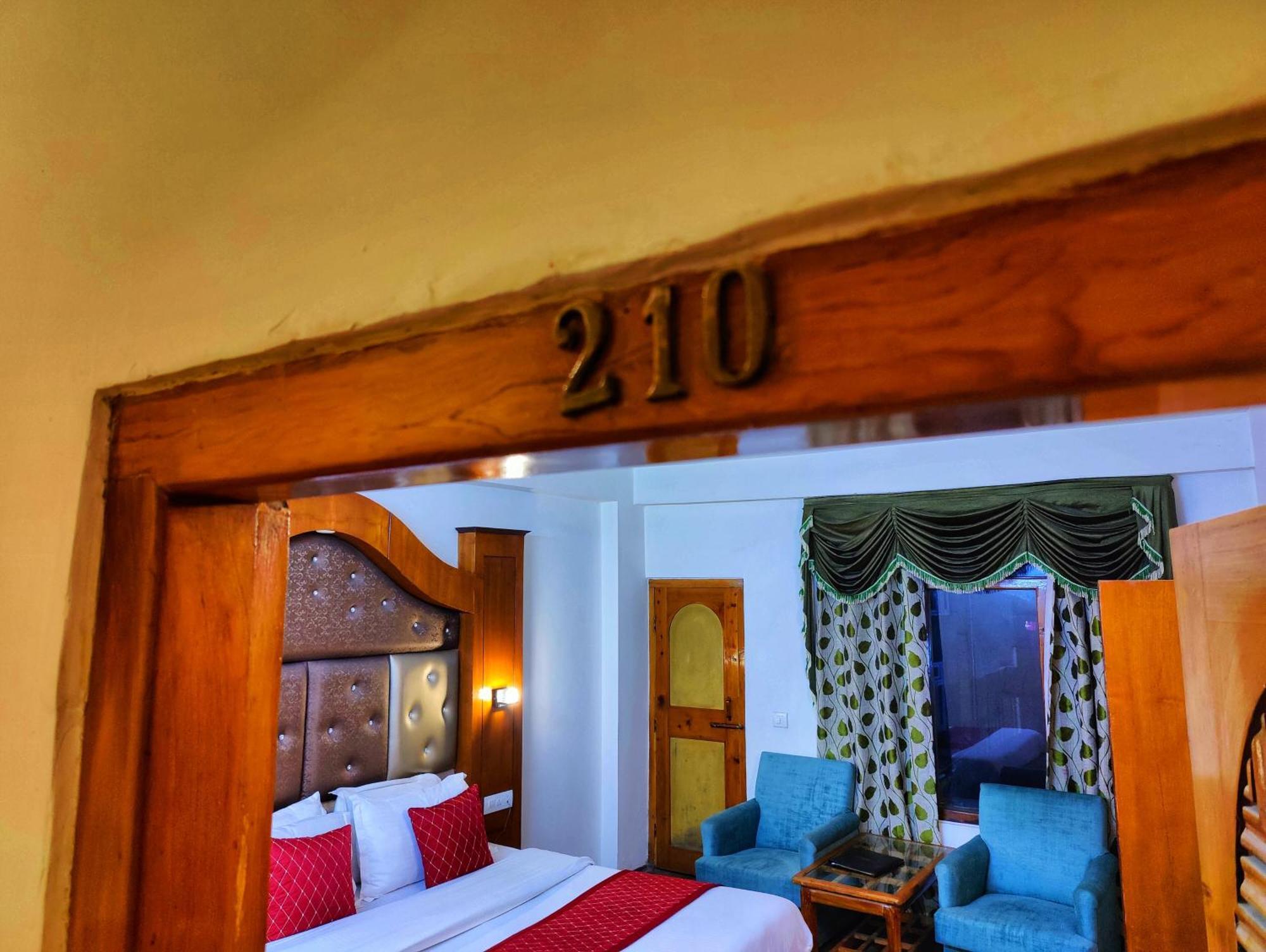 Surya International Hotel Manali Near Mall Road Exterior foto