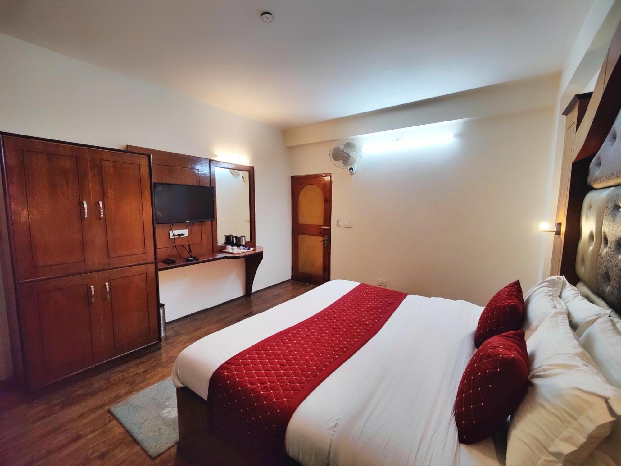 Surya International Hotel Manali Near Mall Road Exterior foto
